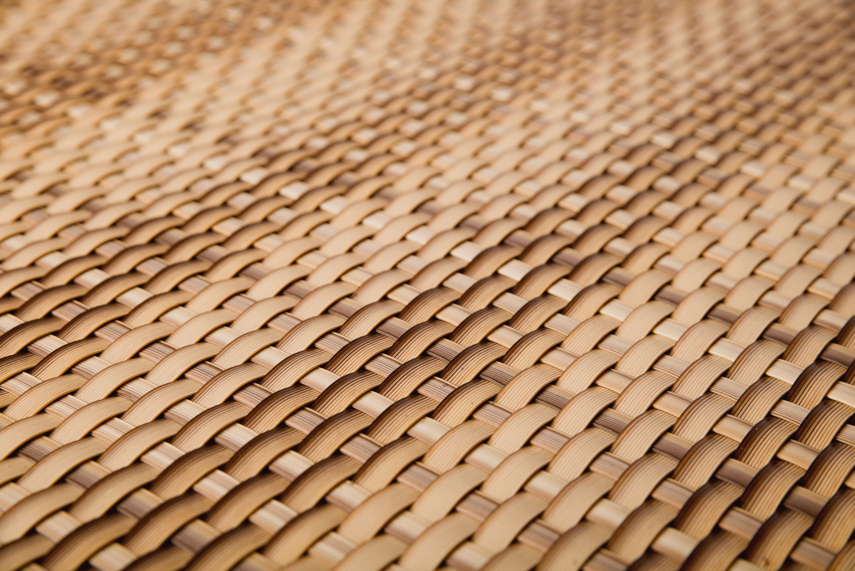 Holzoptik aus Rattan als Sichtschutz auf Rolle