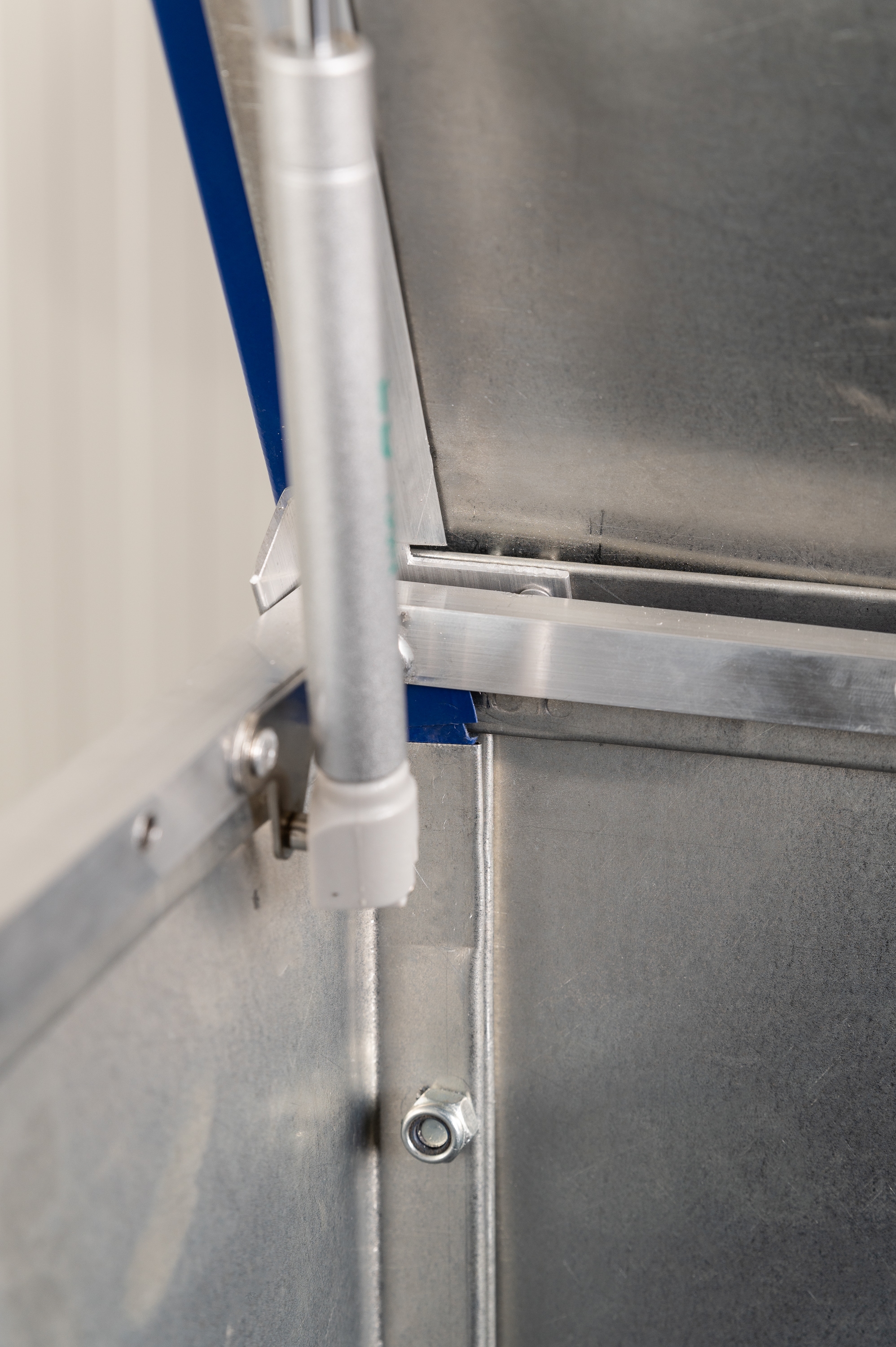 Mülltonnenbox Rattan 240L | 117 x 82,5 x 82,5 cm | Feuerverzinkt mit Rattan Cover | Rostfrei & Massiv