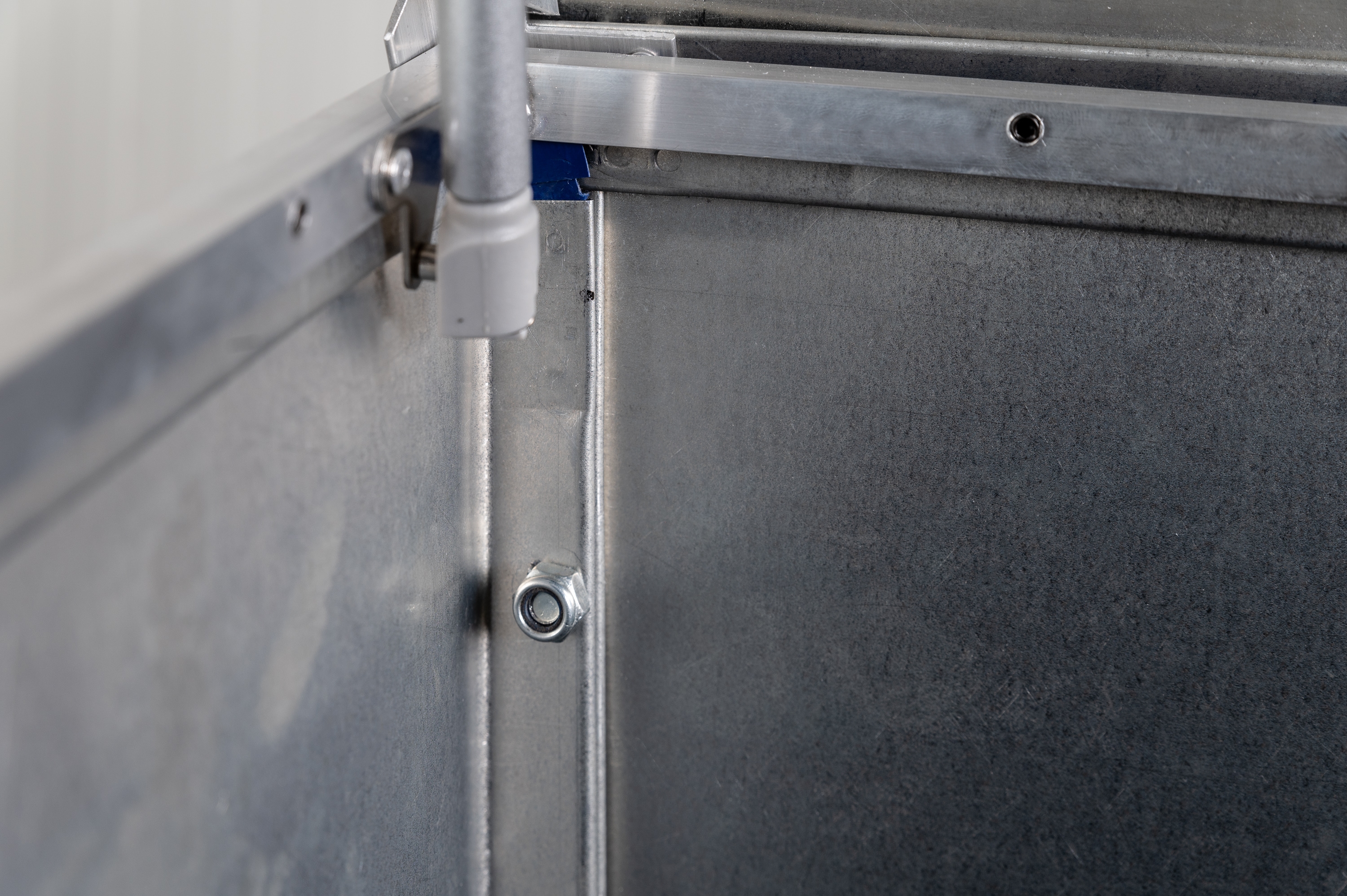 Mülltonnenbox Rattan 240L | 117 x 82,5 x 82,5 cm | Feuerverzinkt mit Rattan Cover | Rostfrei & Massiv